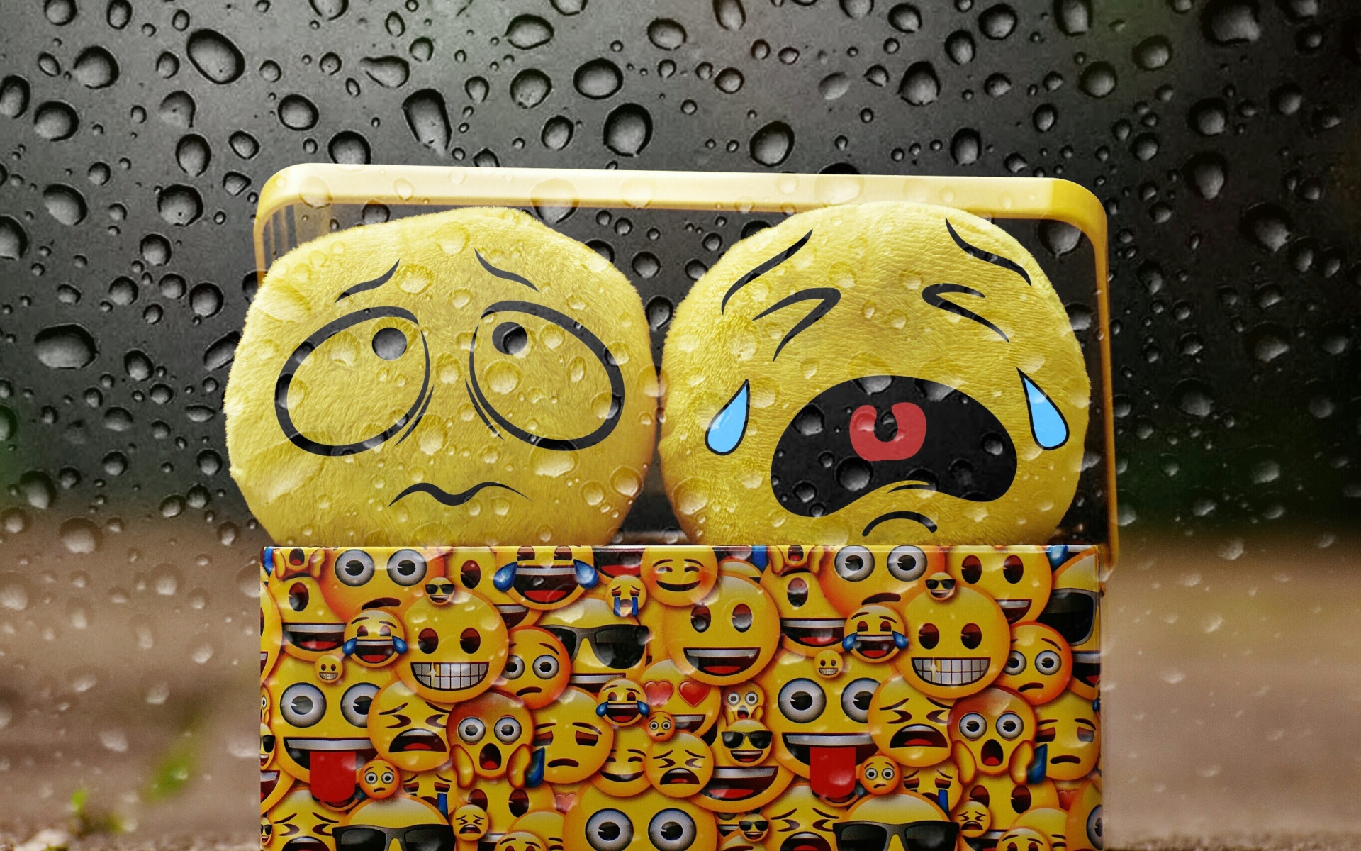 Желтые грустные смайлики в шкатулке 