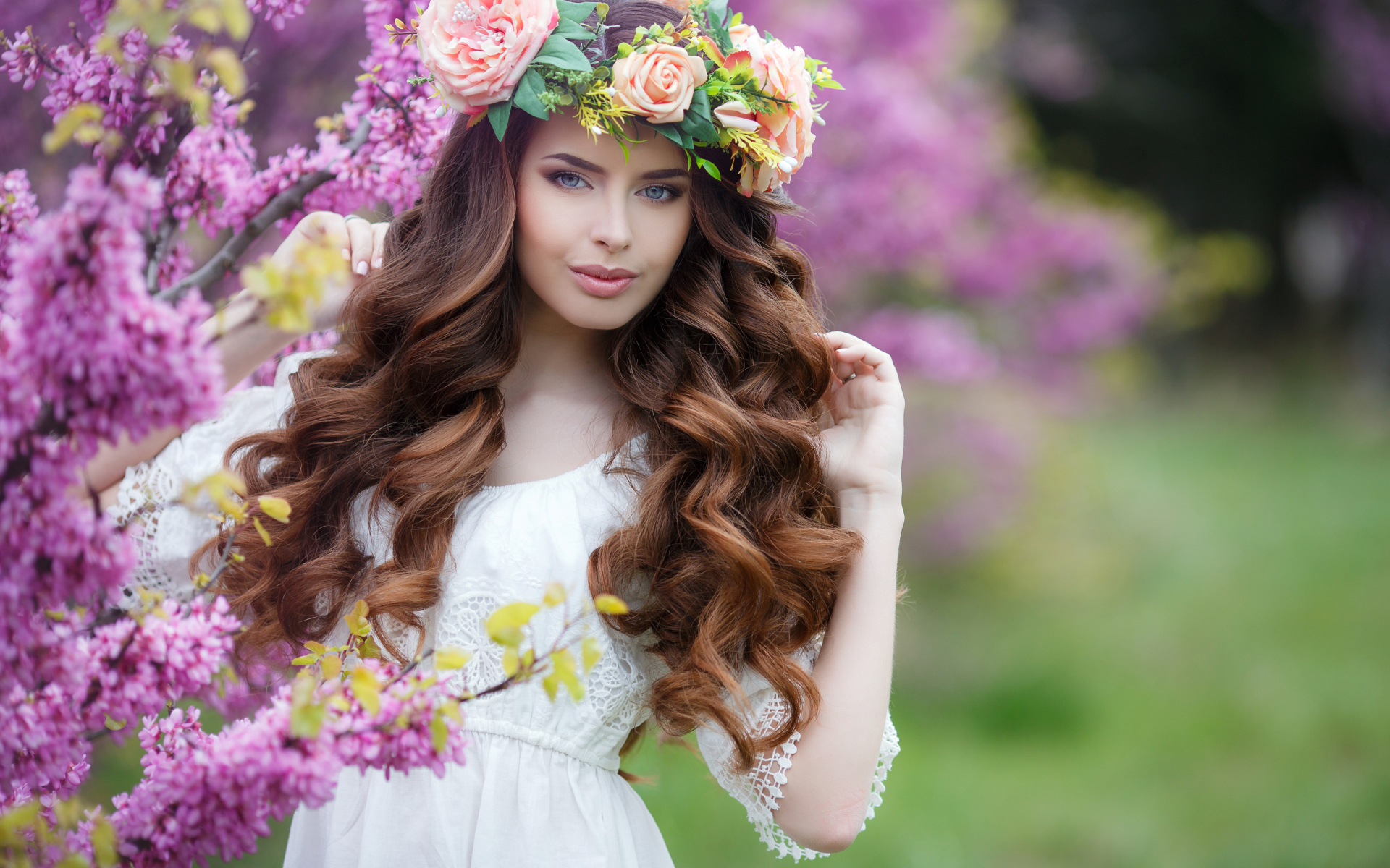 Красивая шатенка в белом платье с венком из роз на голове