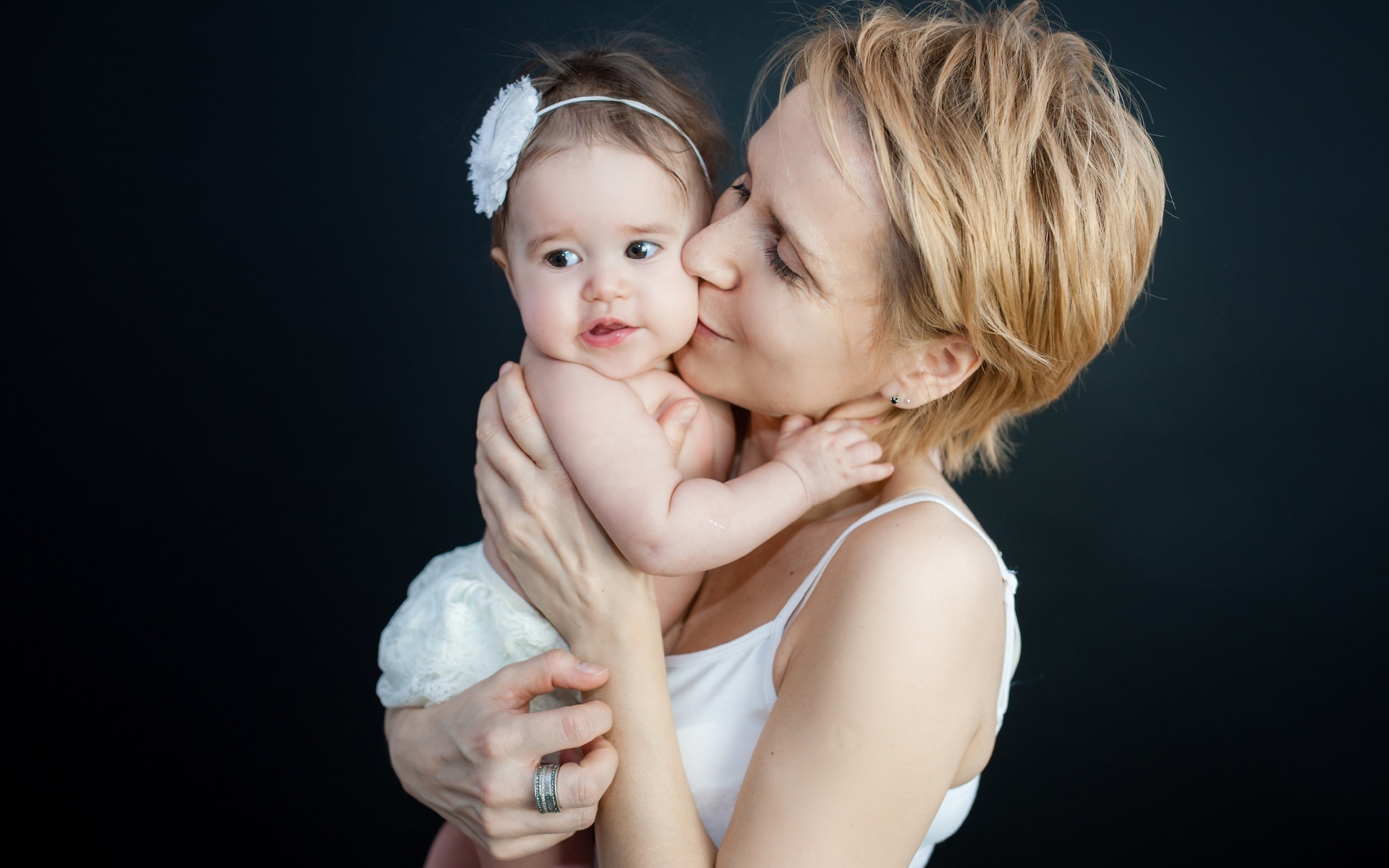 Девушка с маленькой девочкой на руках