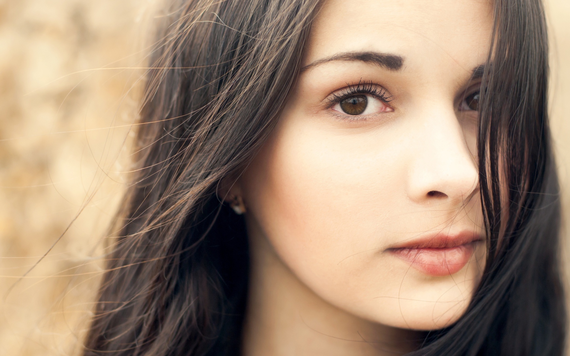 Нежная кареглазая девушка брюнетка с длинными волосами