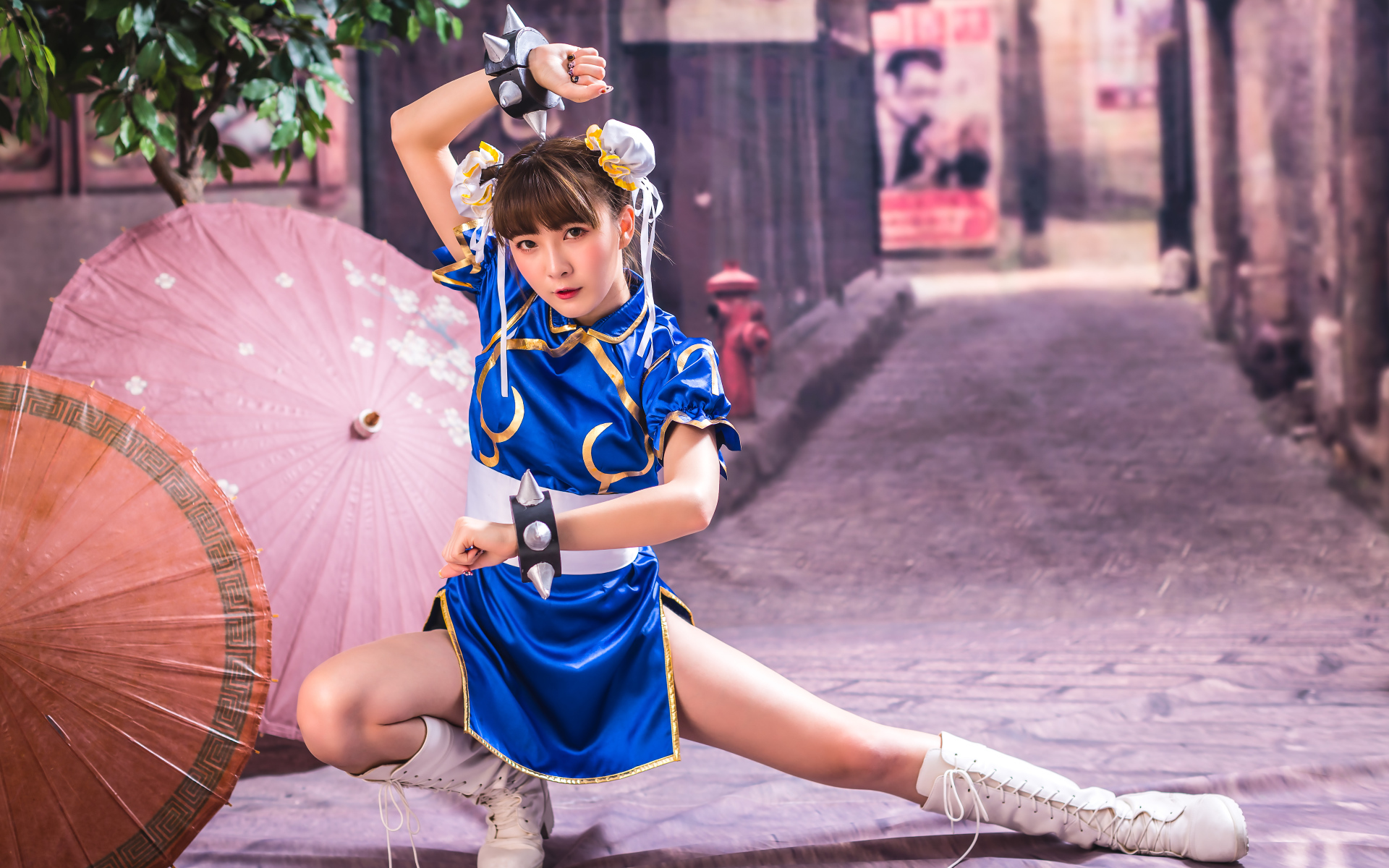 Спортивная девушка азиатка с зонтами