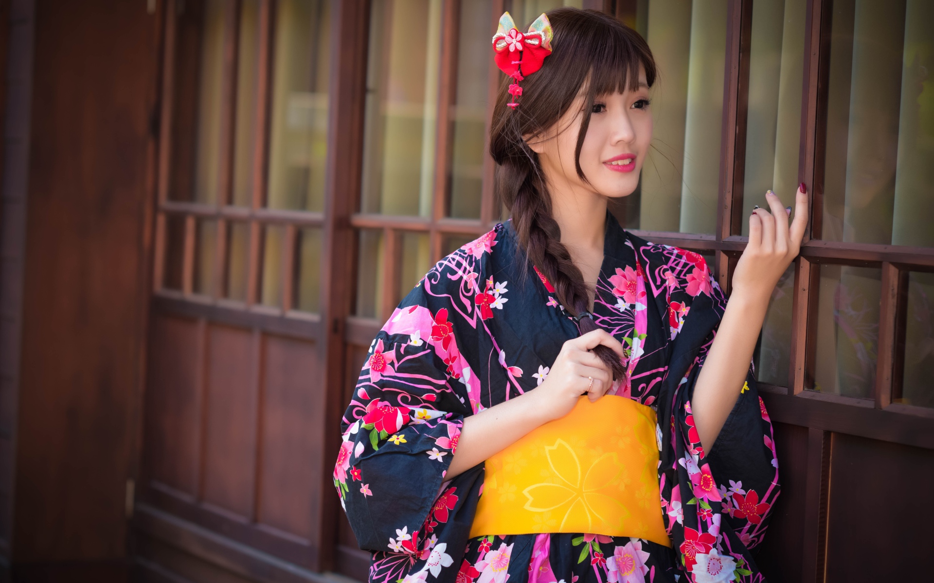 Красивая девушка азиатка в кимоно  с бантом в волосах 