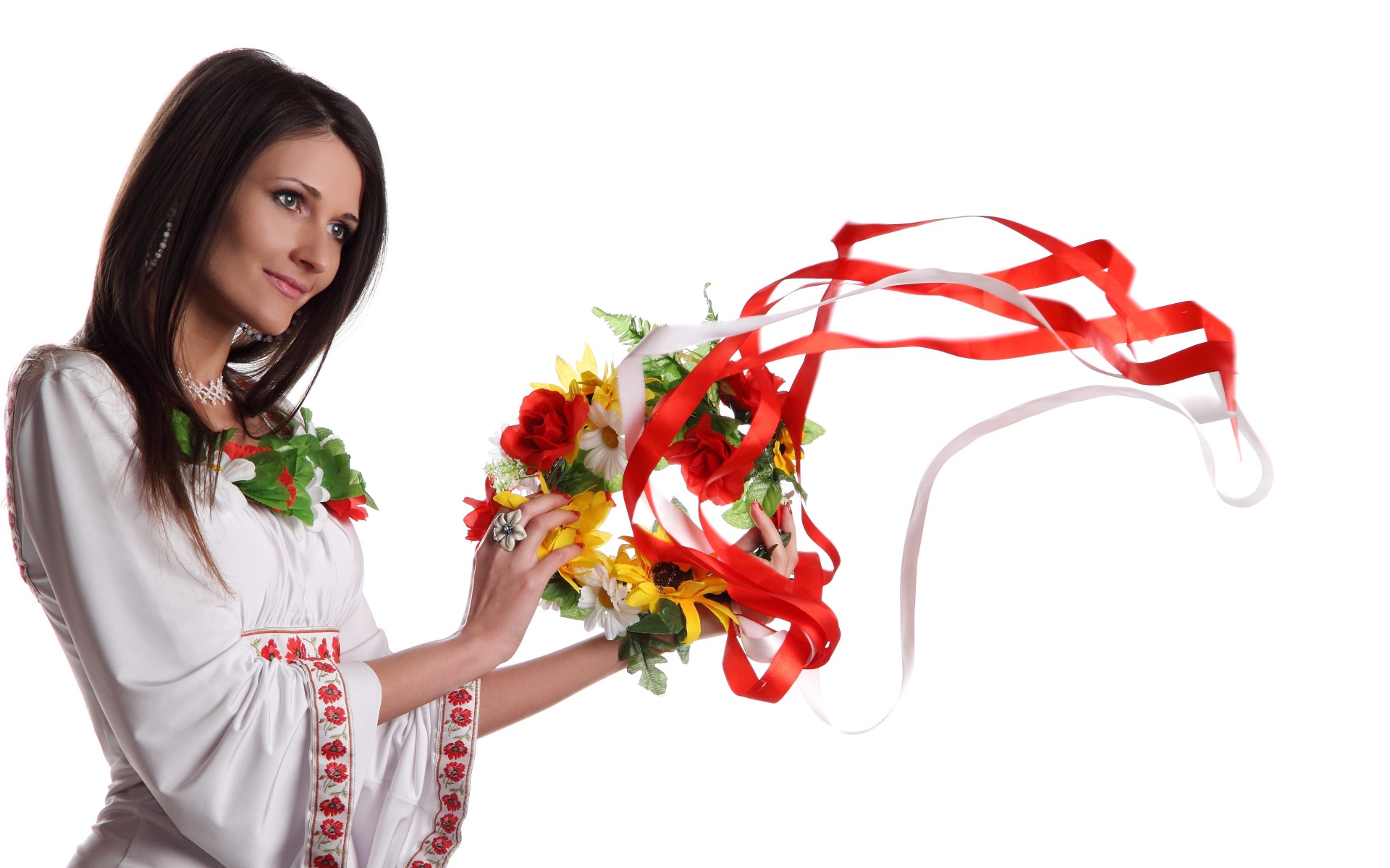 Красивая девушка украинка с венком в руках на белом фоне