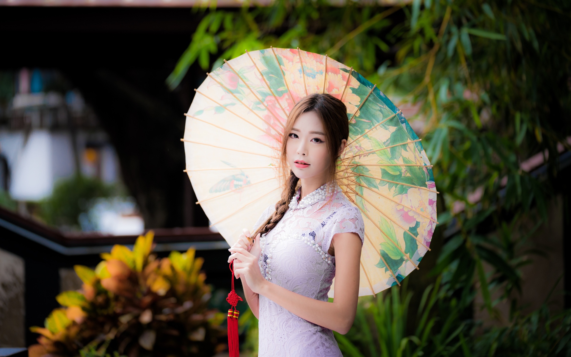 Красивая девушка азиатка в белом платье с зонтом