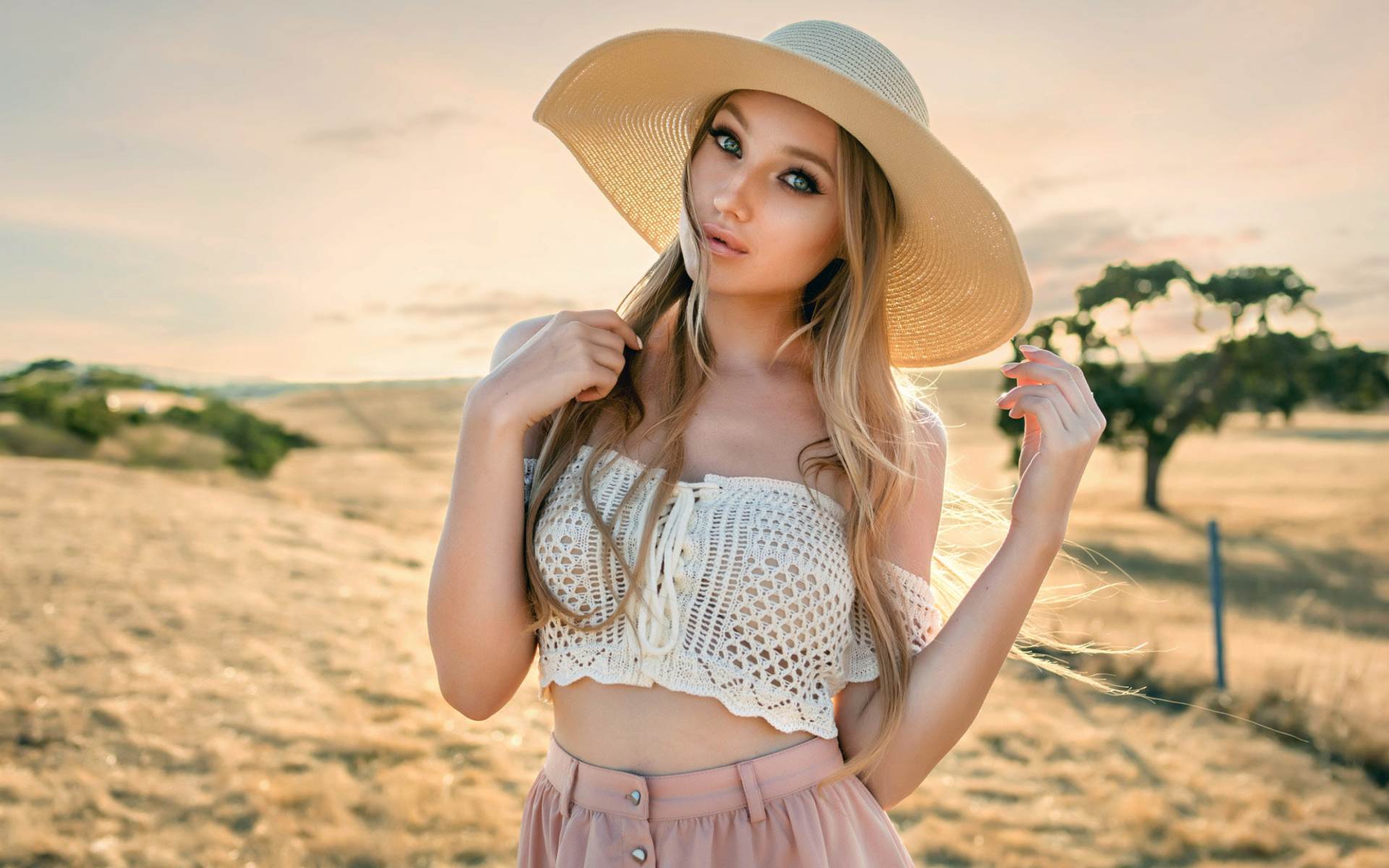 Красивая девушка блондинка в большой шляпе