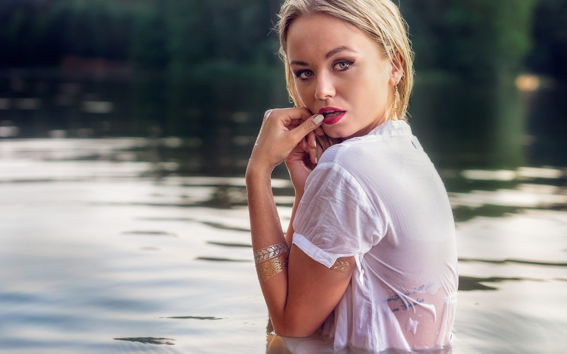 Красивая девушка блондинка в воде