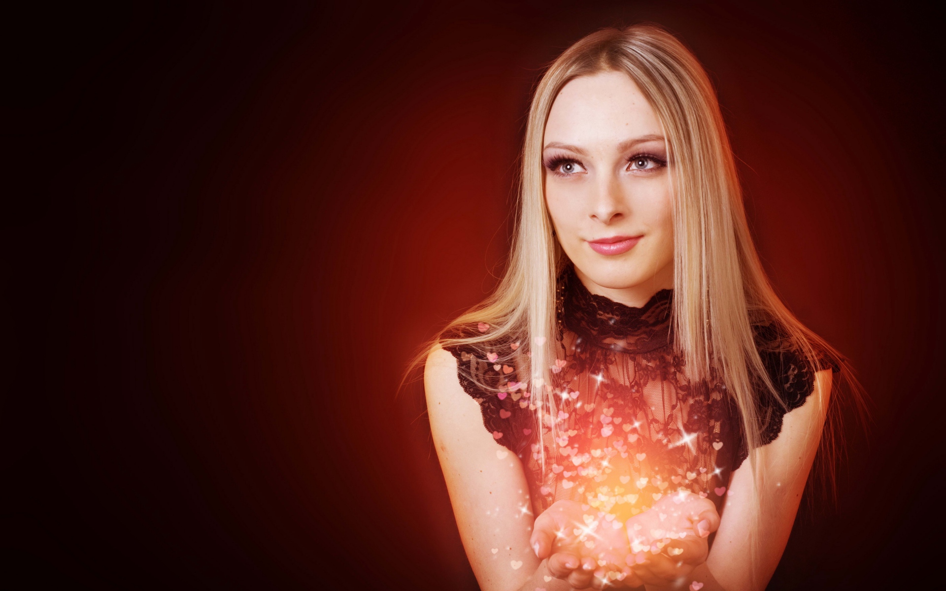 Красивая голубоглазая блондинка на красном фоне