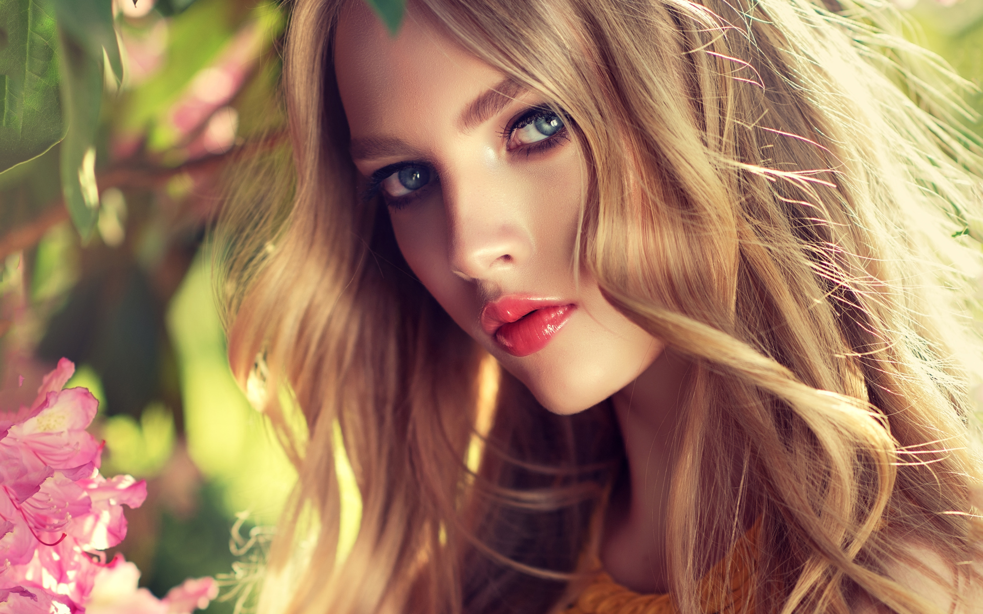 Красивая яркая голубоглазая блондинка фото крупным планом