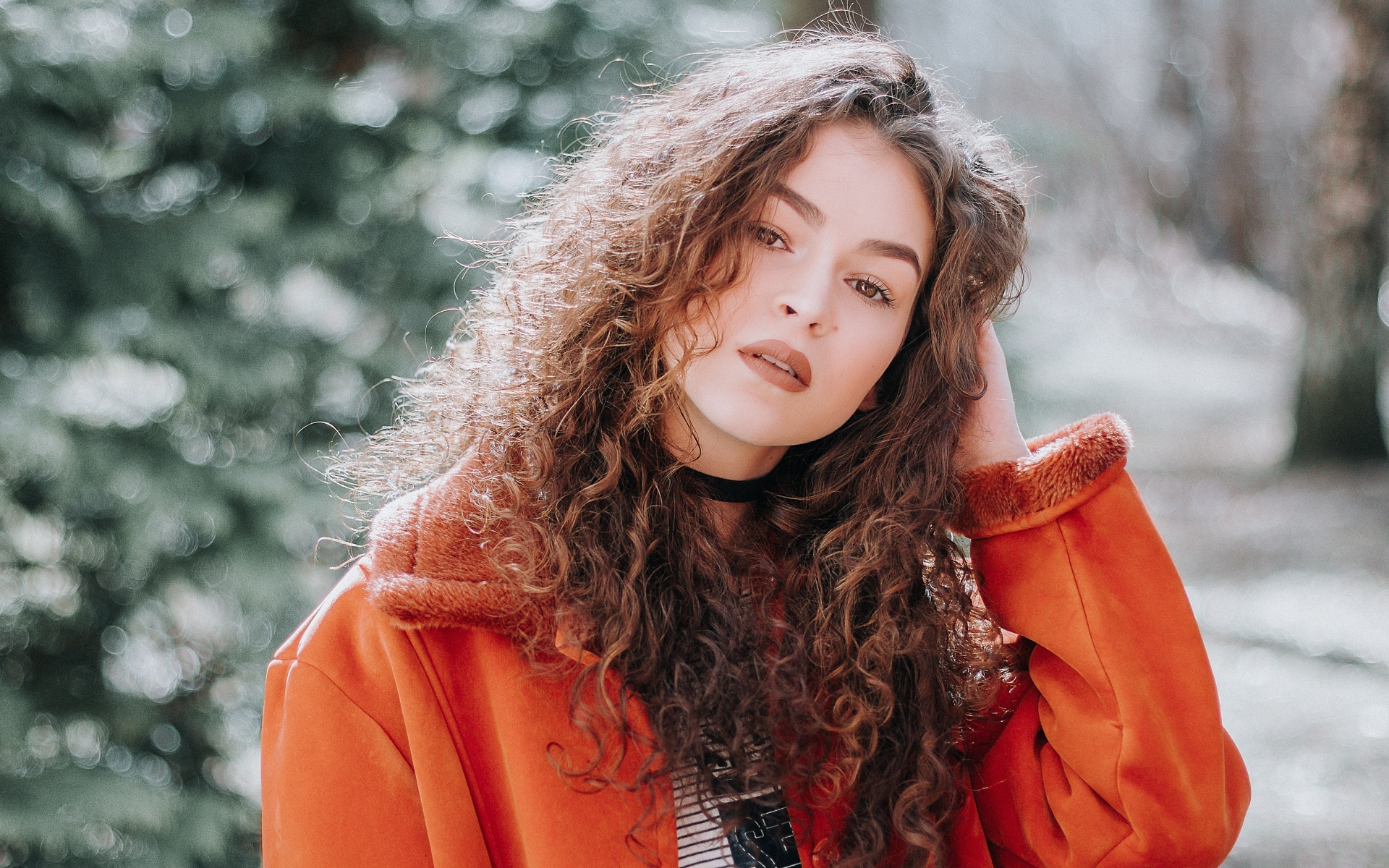 Красивая девушка шатенка в красной куртке