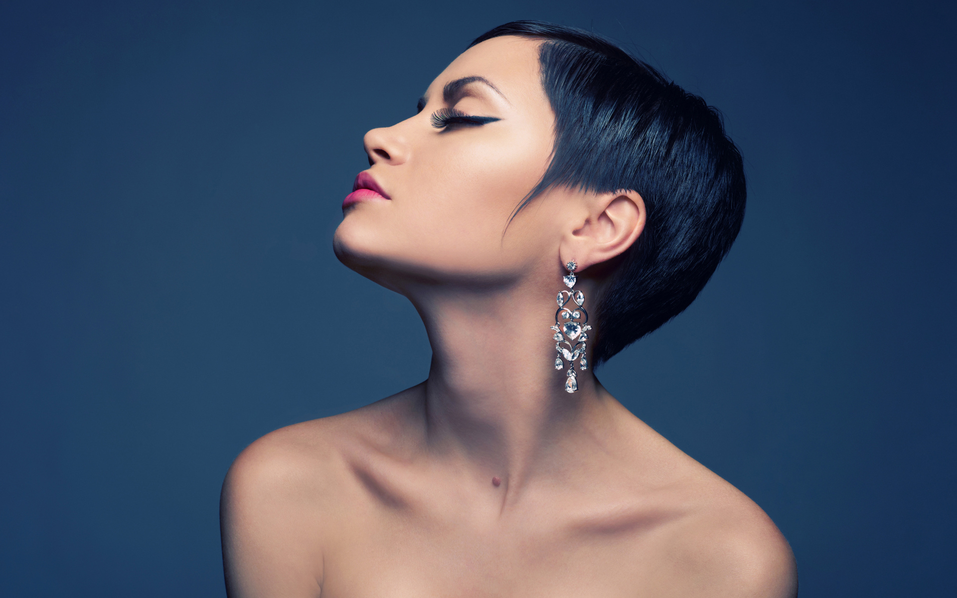 Красивая брюнетка с короткой стрижкой и красивыми серьгами