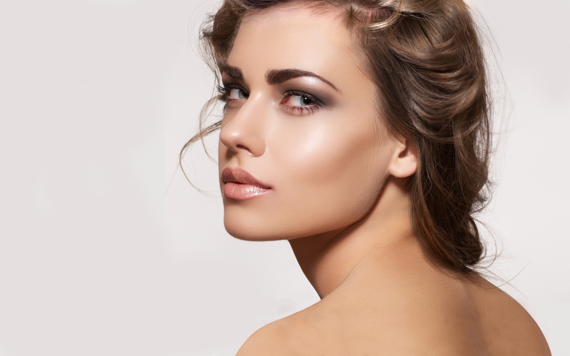 Красивая нежная шатенка фото на сером фоне 