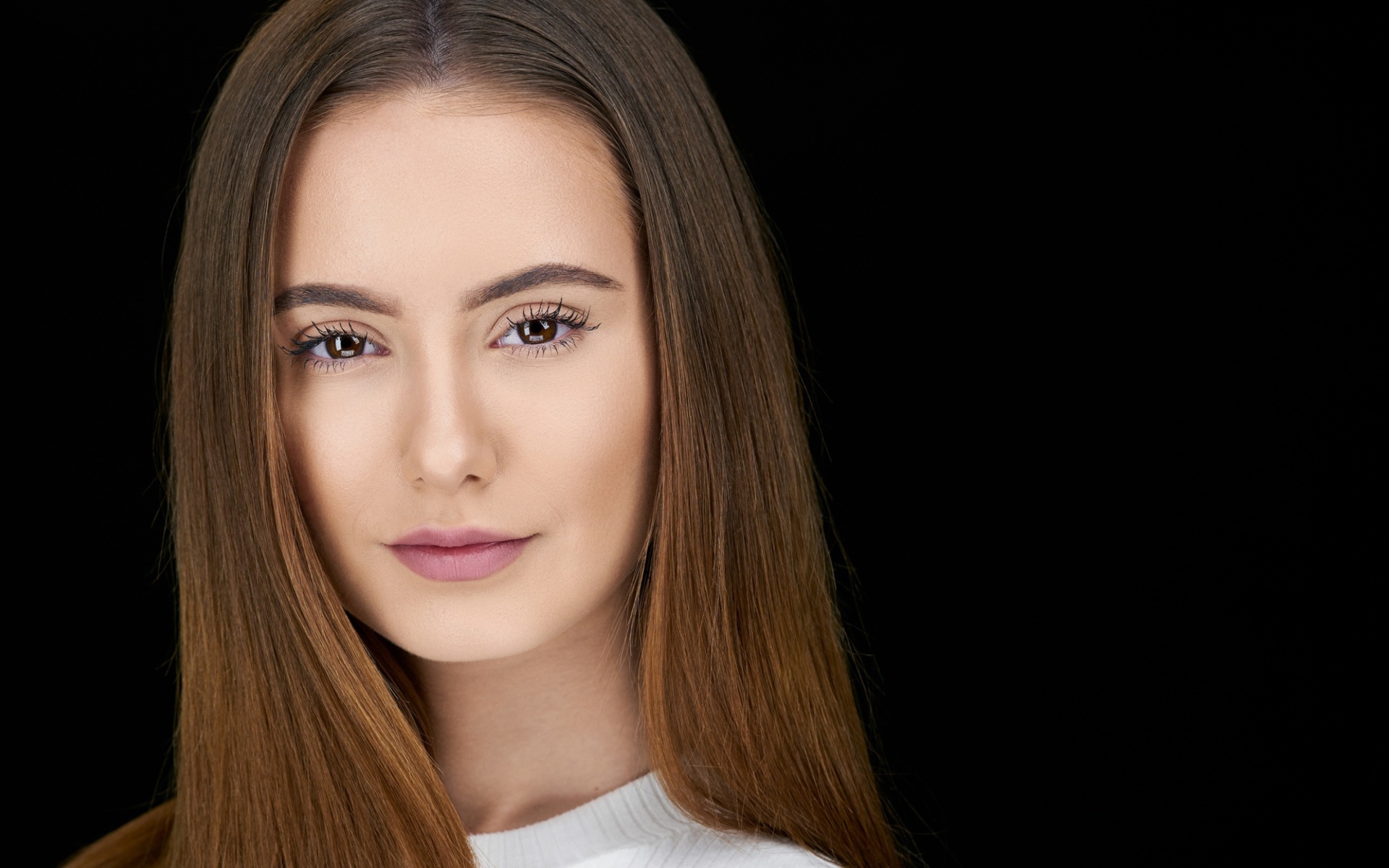 Красивая нежная шатенка на сером фоне