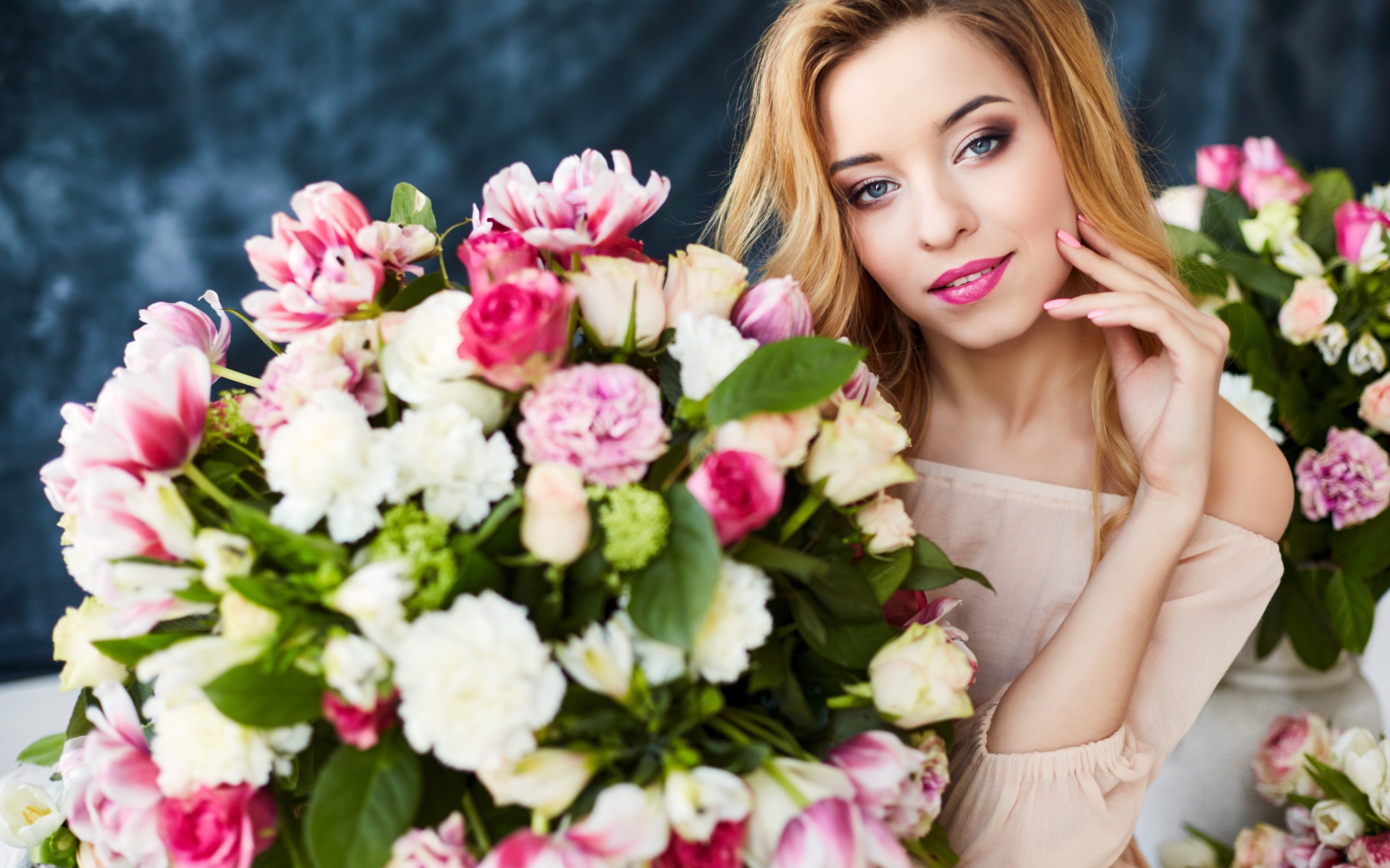 Красивая нежная девушка блондинка с большим букетом