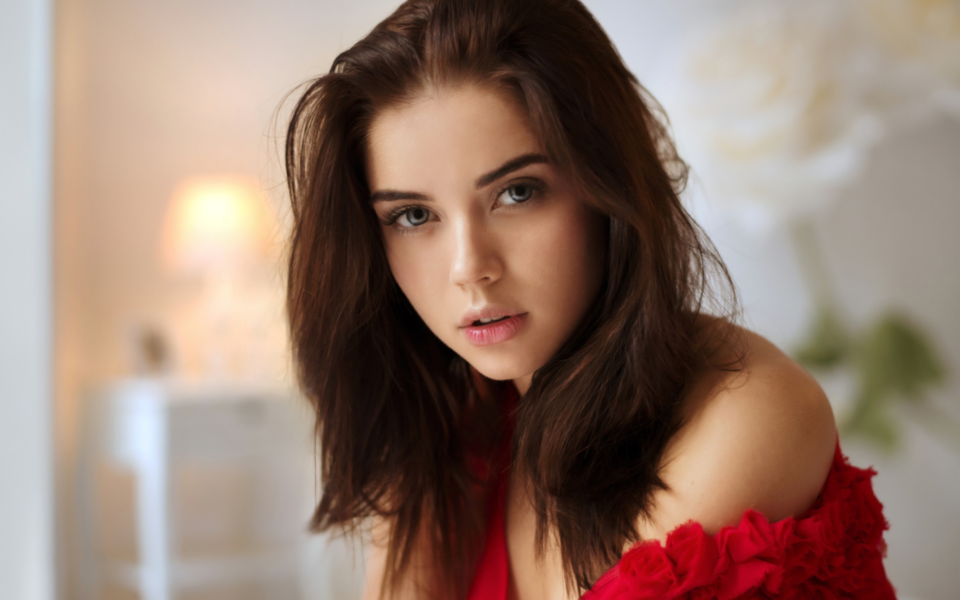 Красивая нежная длинноволосая брюнетка в красном