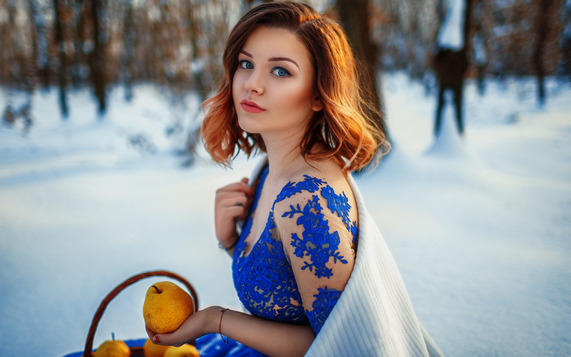 Красивая девушка с грушами в заснеженном лесу