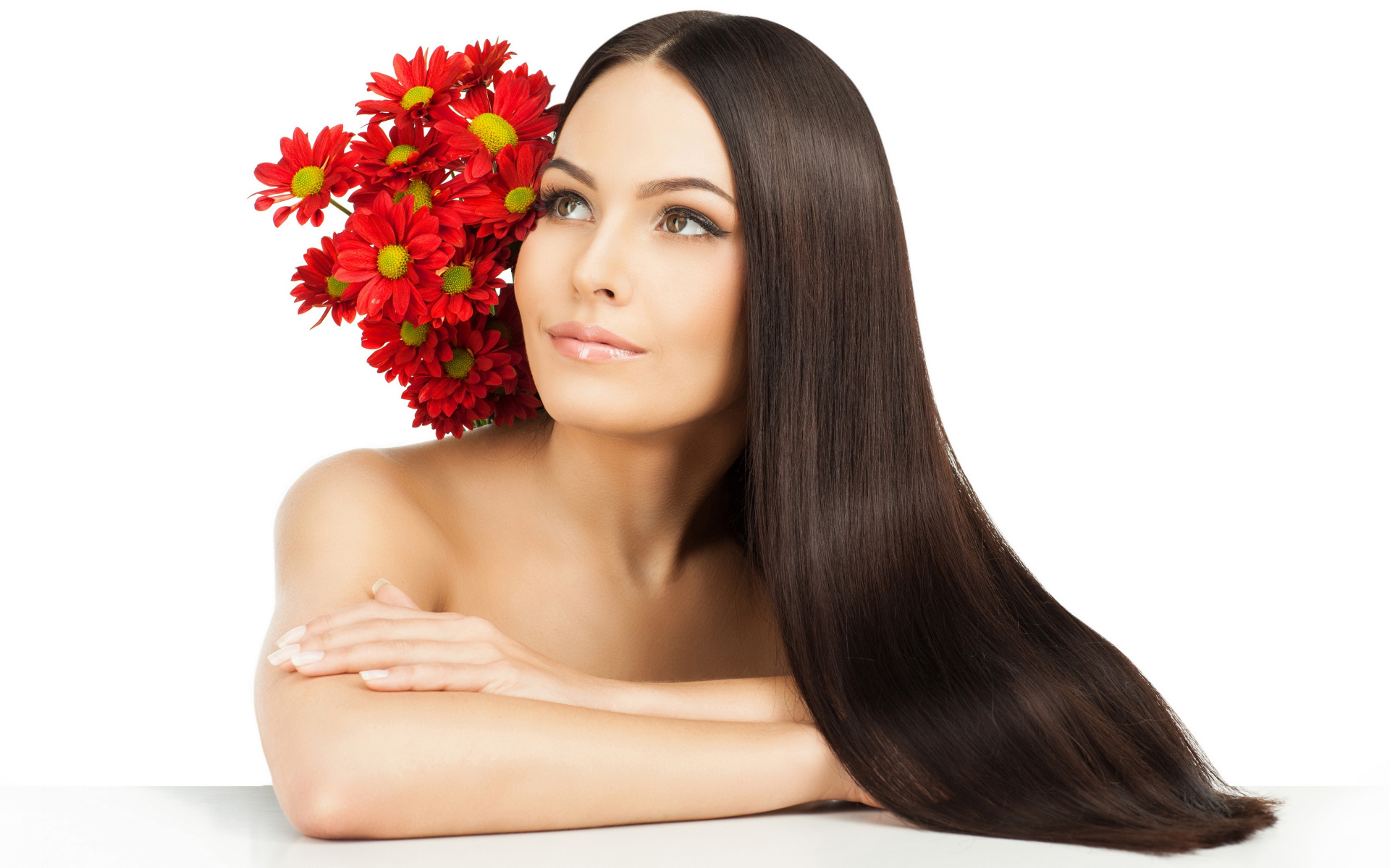 Красивая длинноволосая девушка шатенка с букетом хризантем на белом фоне