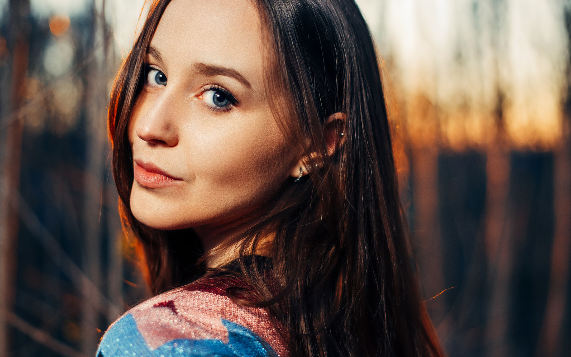 Красивая длинноволосая девушка с голубыми глазами