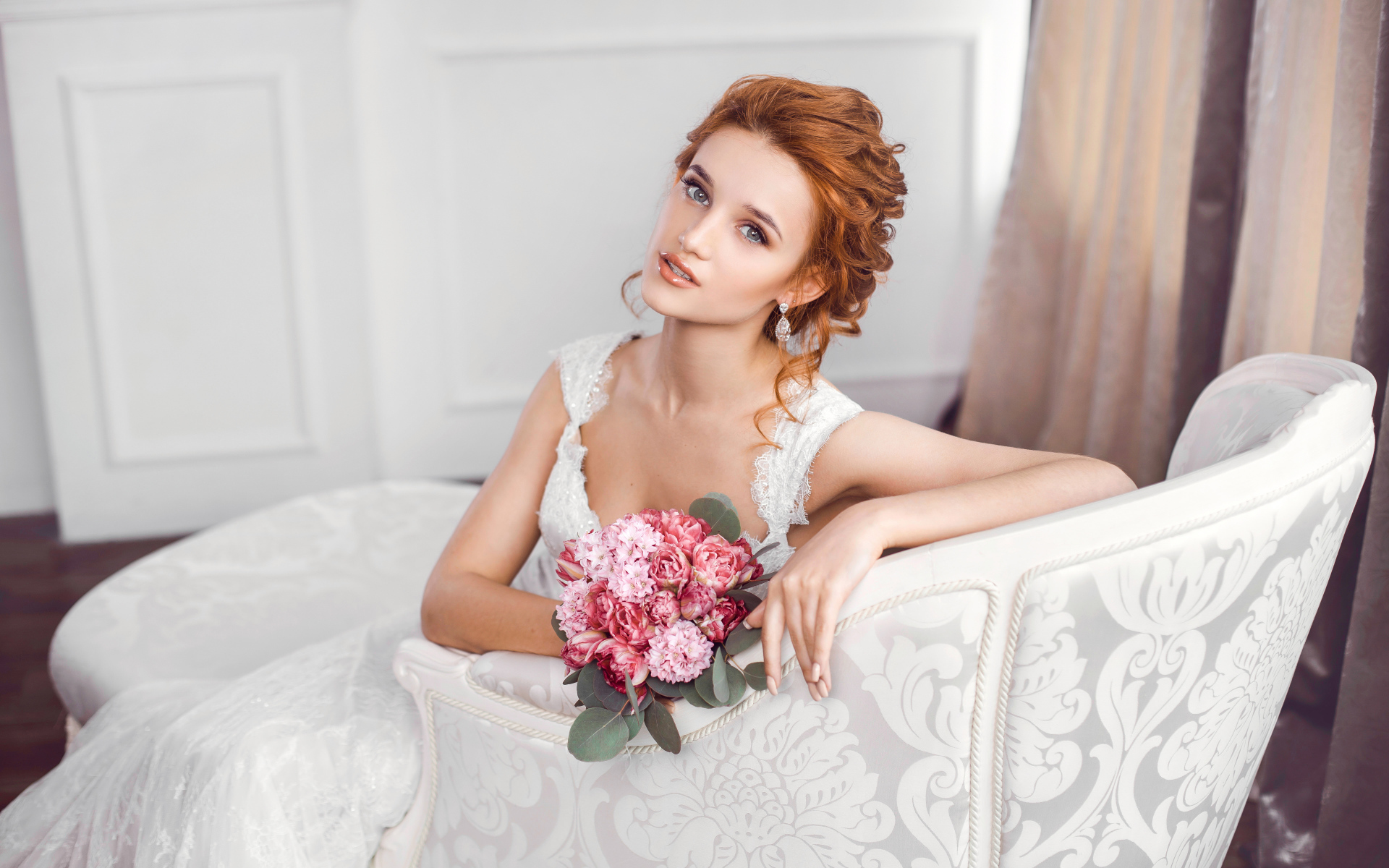 Красивая рыжеволосая девушка невеста с розовым букетом