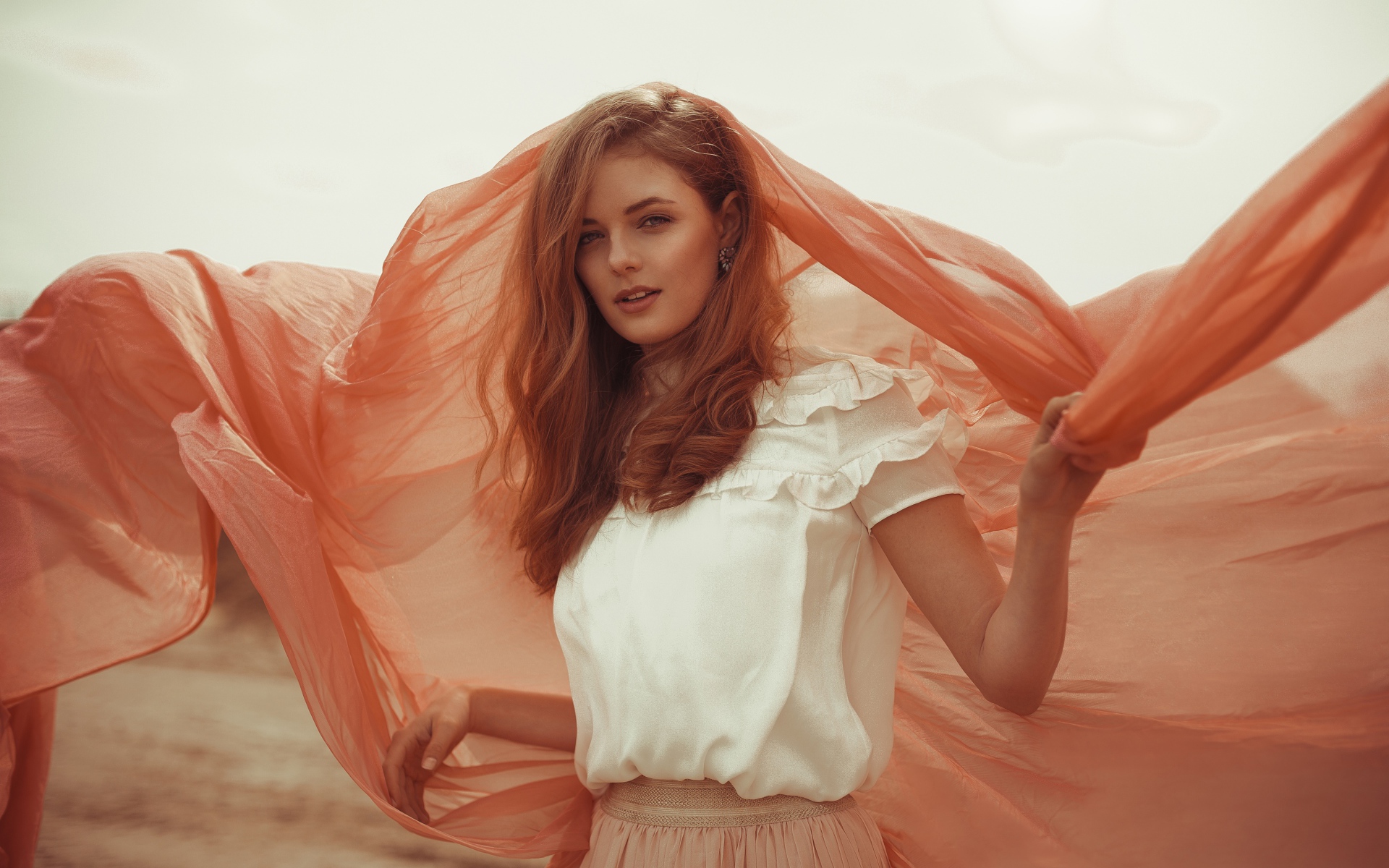 Красивая рыжеволосая девушка с накидкой 