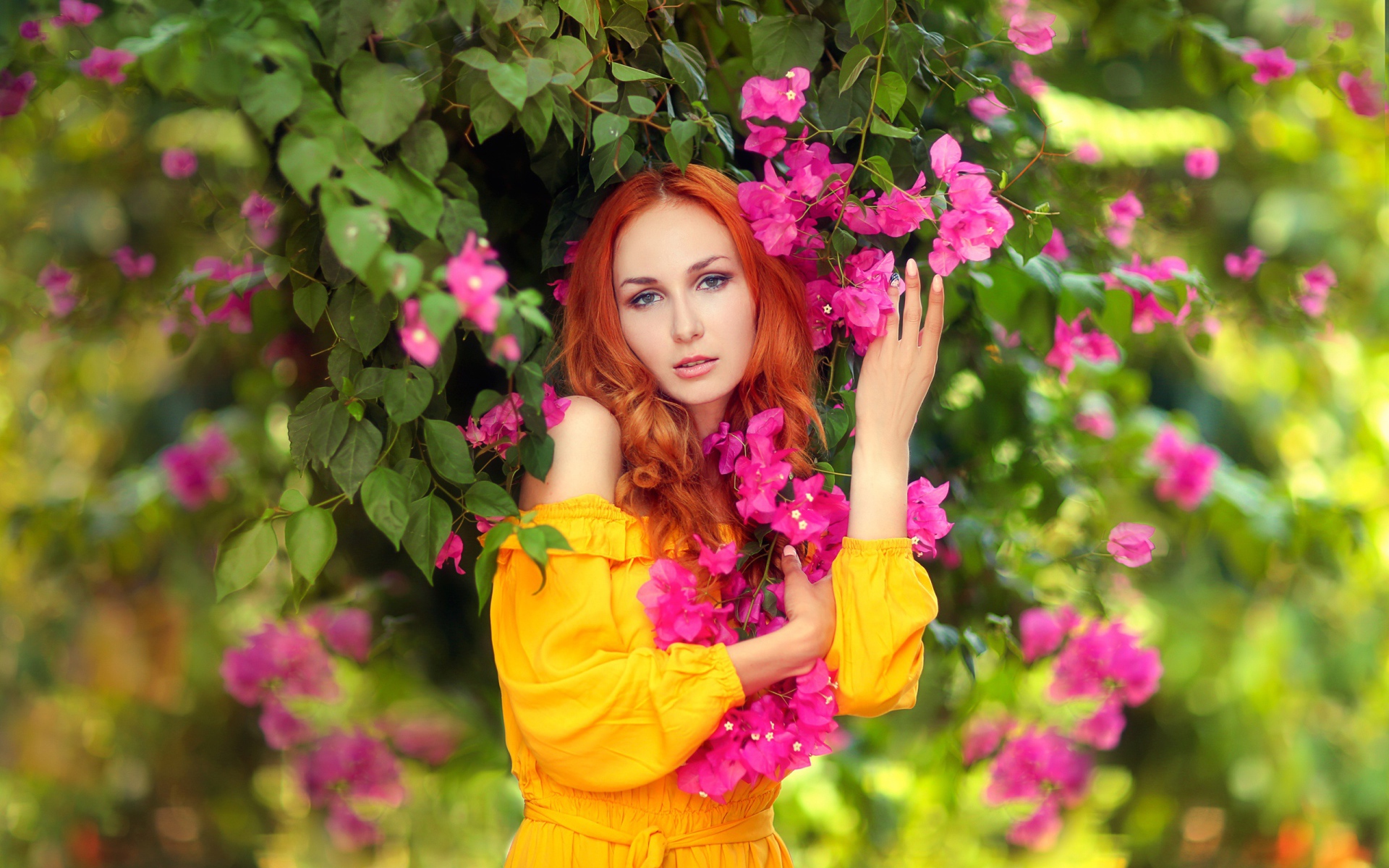 Красивая рыжеволосая девушка с розовыми цветами