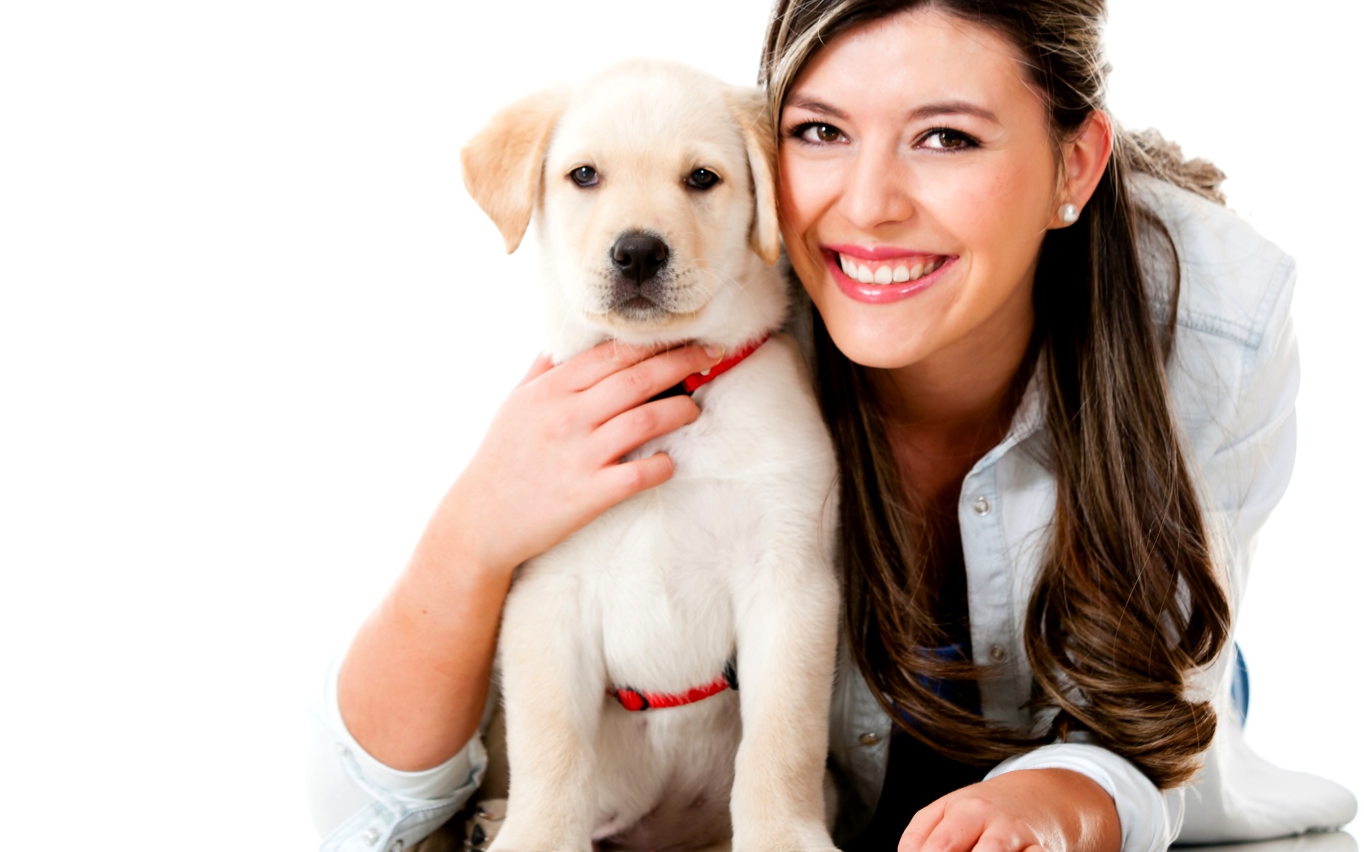 Красивая улыбающаяся девушка с щенком золотистого ретривера