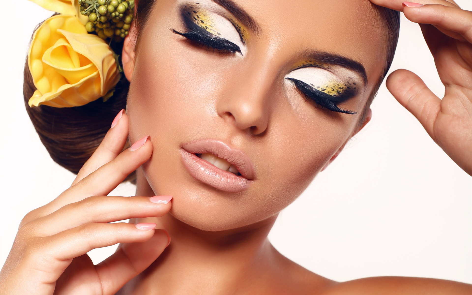 Красивая нежная девушка с ярким макияжем с цветами в волосах 