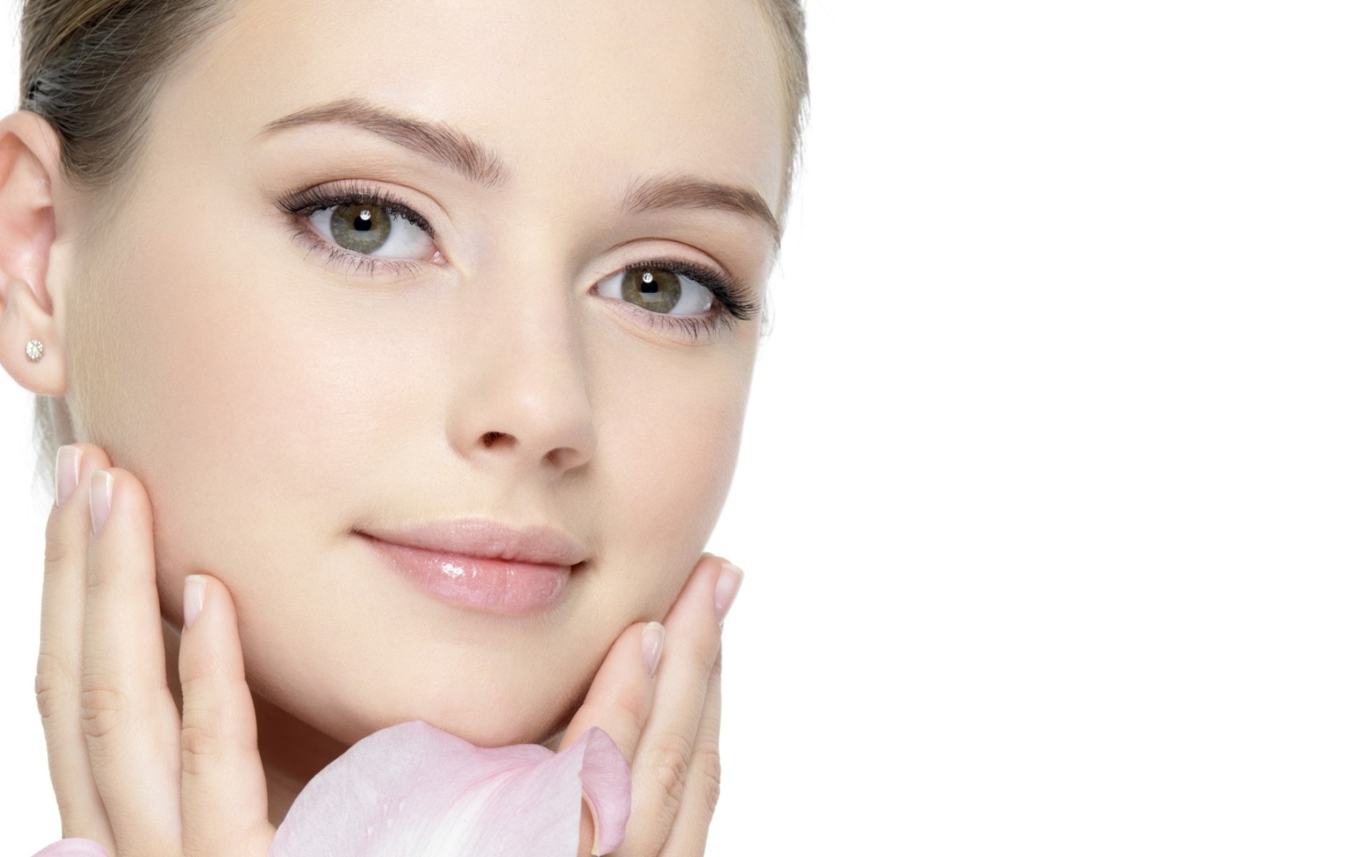 Красивая нежная настоящая девушка на белом фоне