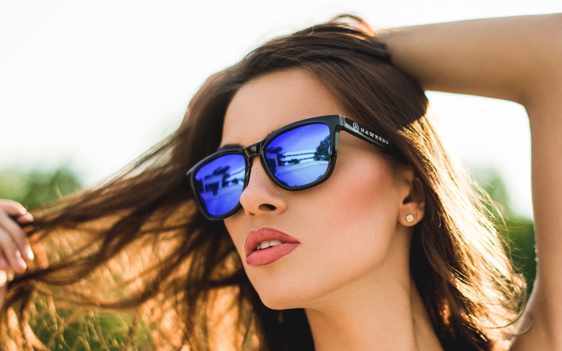 Красивая молодая шатенка в солнечных очках