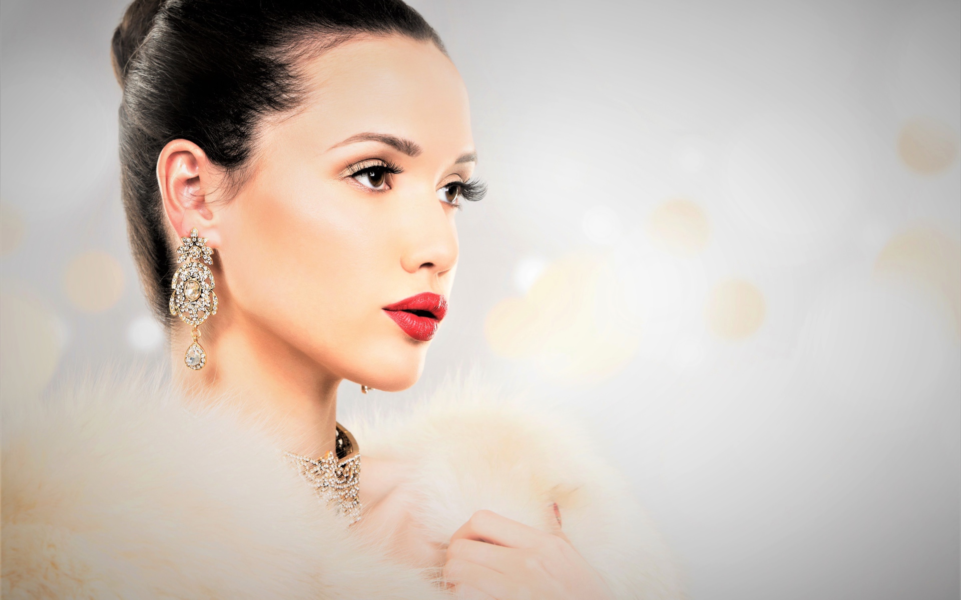 Красивая молодая девушка с красивыми украшениями и в шубе