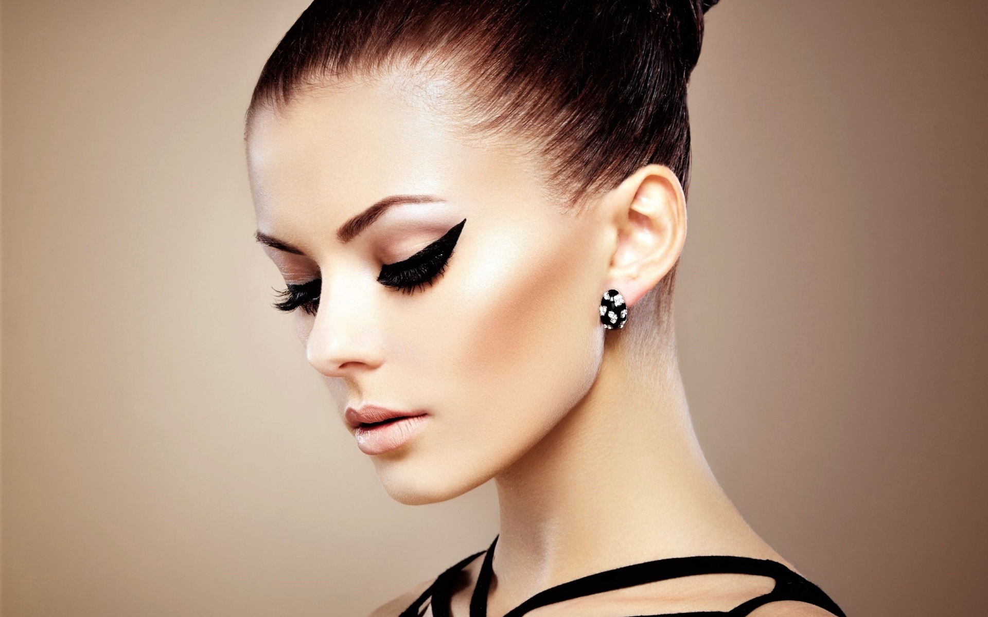 Красивая молодая девушка с макияжем и красивыми серьгами