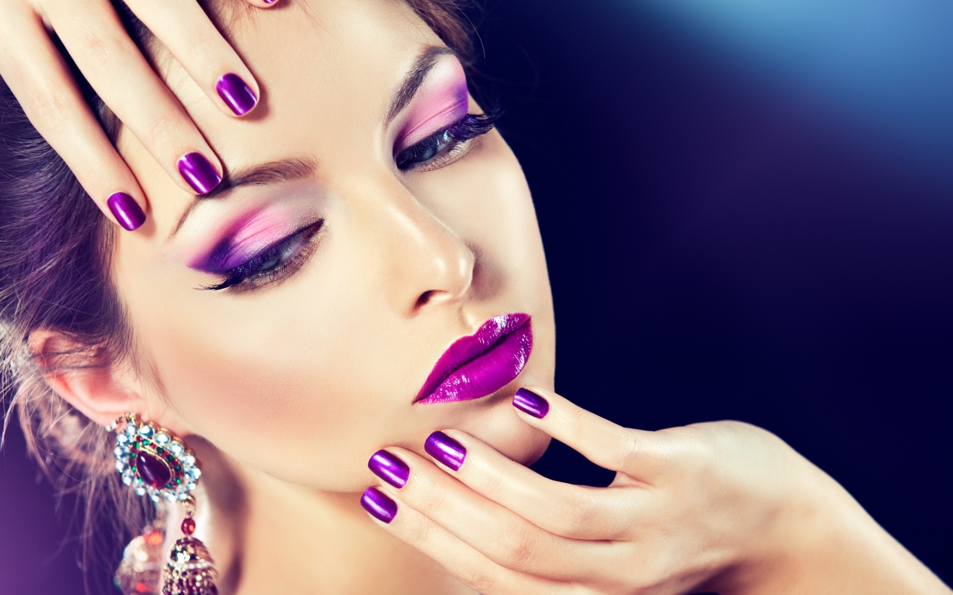 Красивая молодая девушка с фиолетовым макияжем