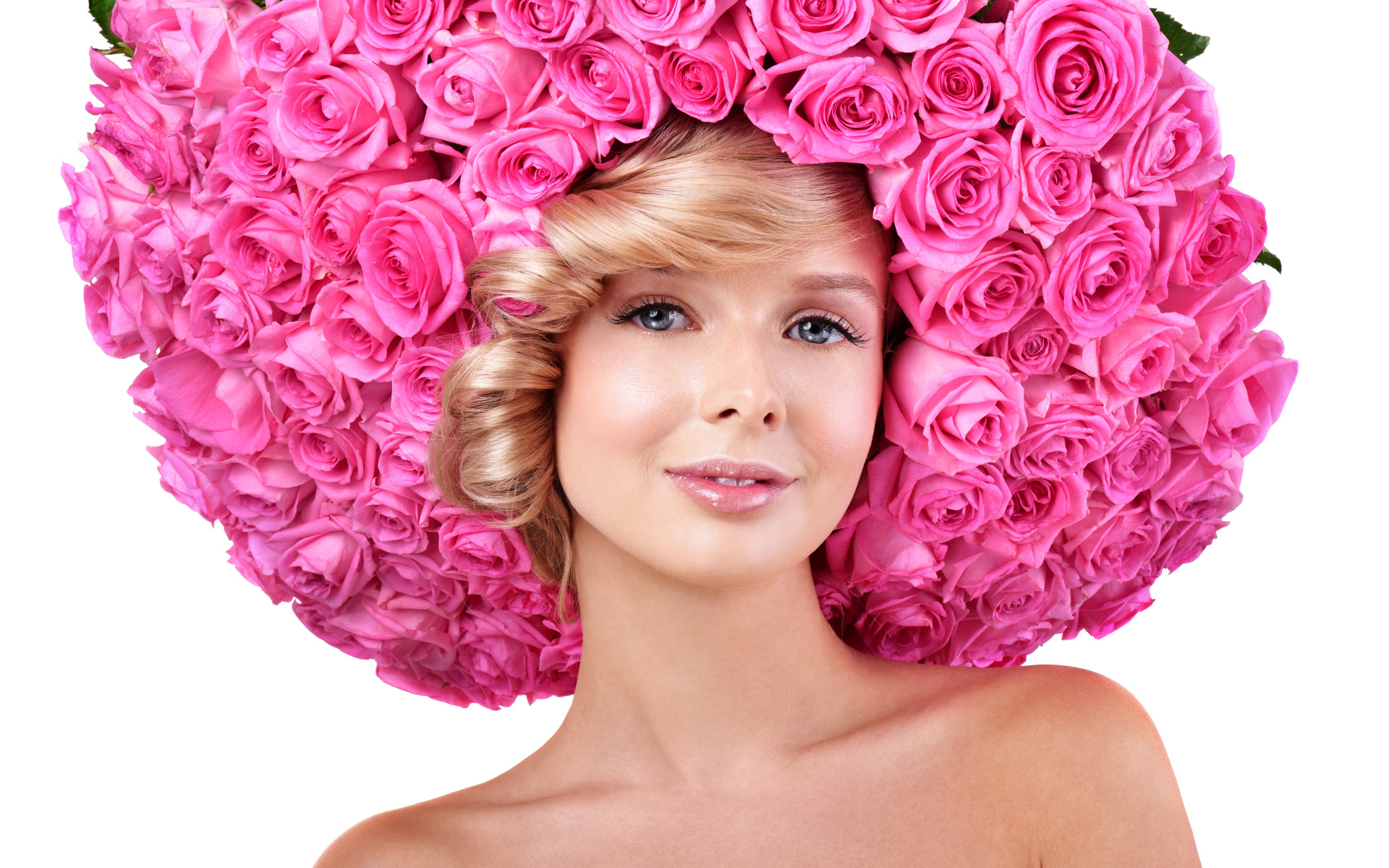Голубоглазая блондинка с розовыми розами на белом фоне 