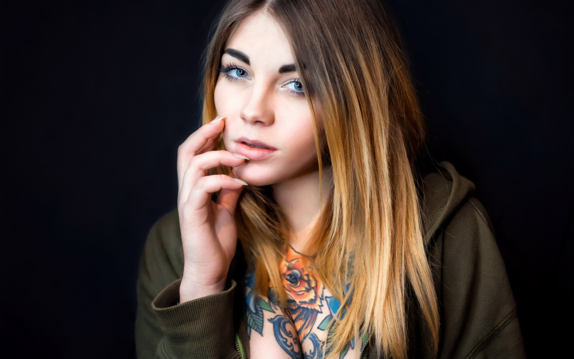 Голубоглазая девушка с татуировкой