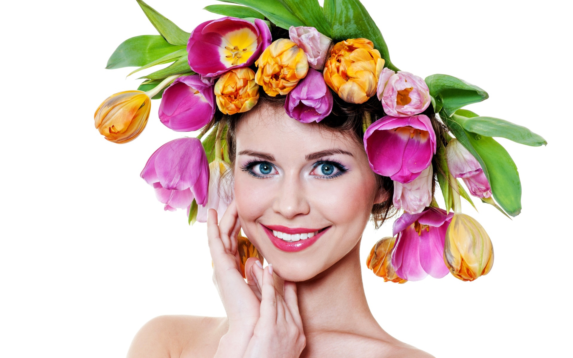 Голубоглазая улыбающаяся девушка с венком из тюльпанов на голове