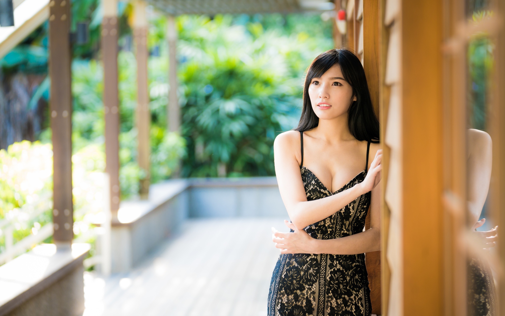 Нежная девушка азиатка в черном платье 