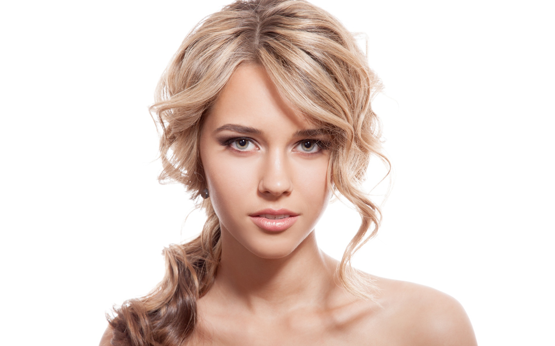 Нежная блондинка на белом фоне