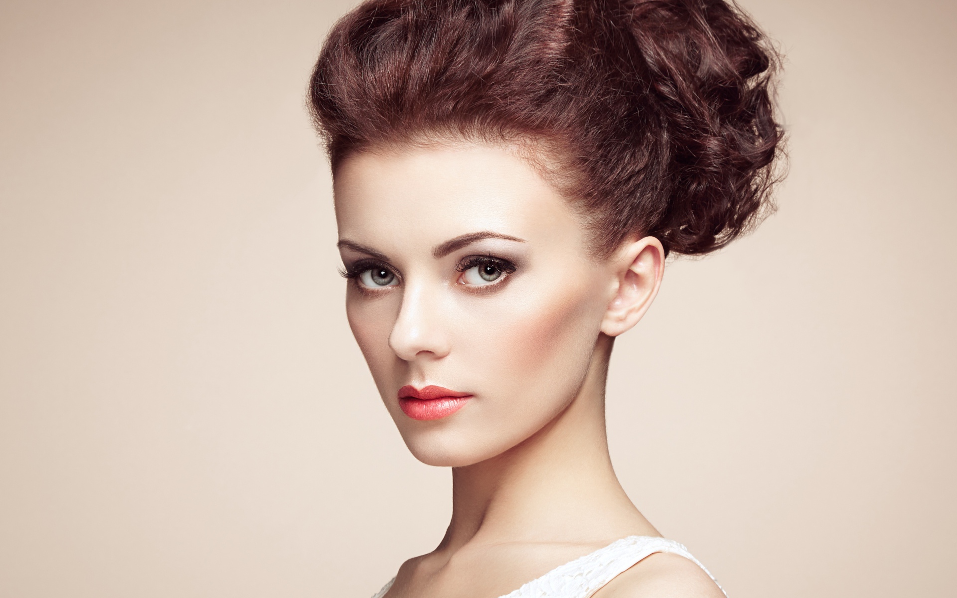 Нежная шатенка с красивой прической