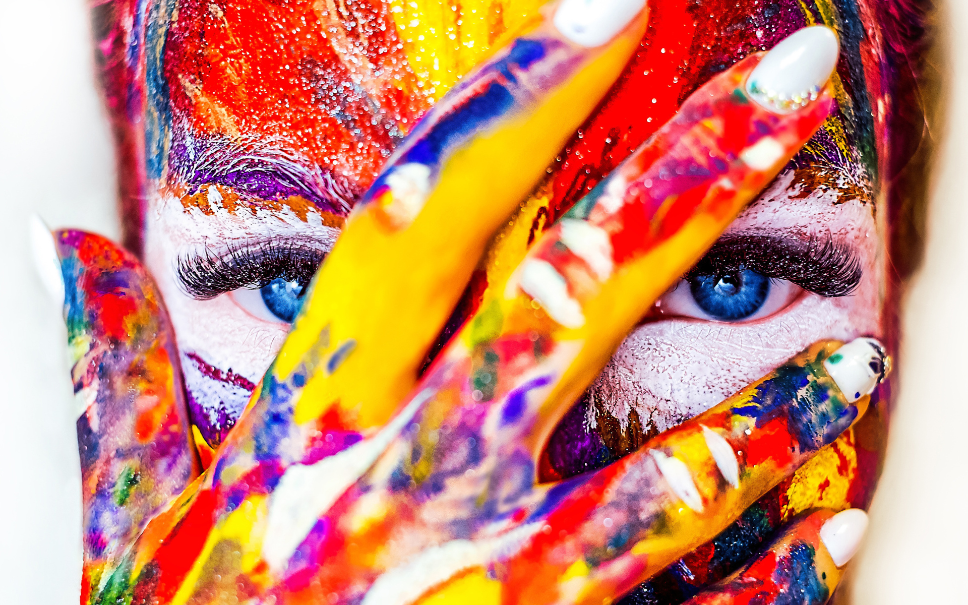 Девушка с разрисованным краской лицом