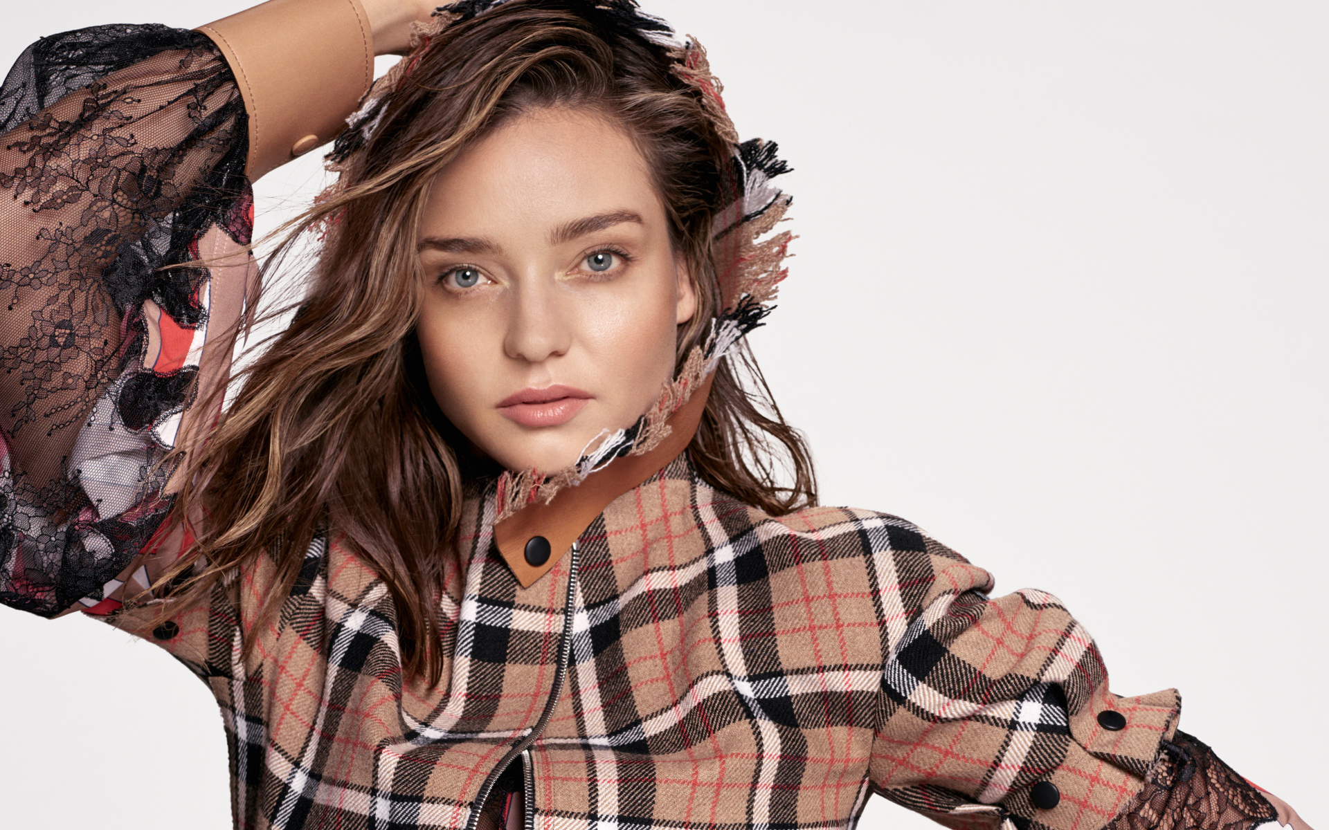 Модель Миранда Керр на белом фоне