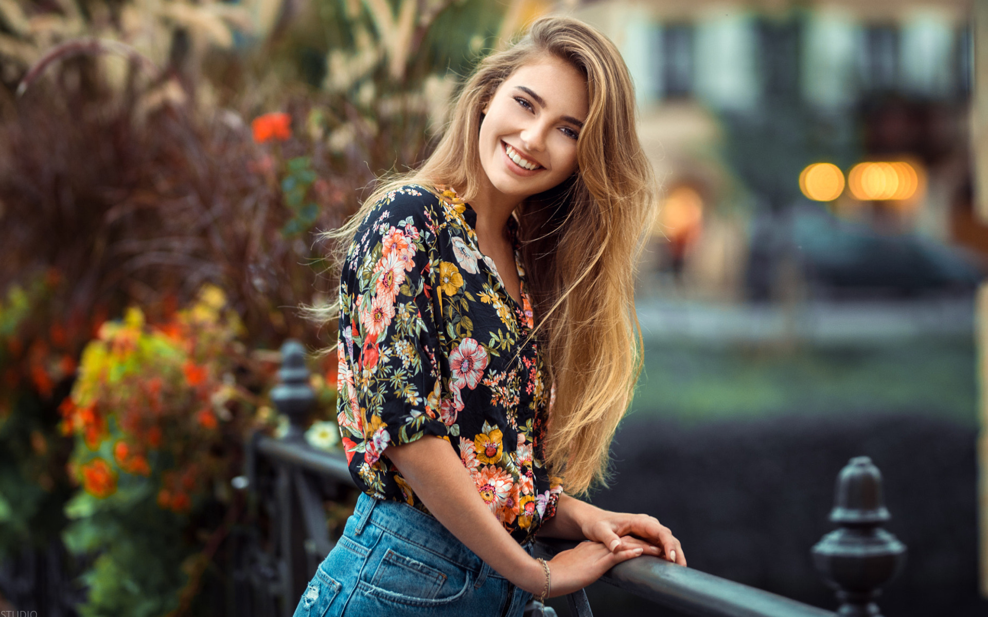 Улыбающаяся девушка с длинными волосами