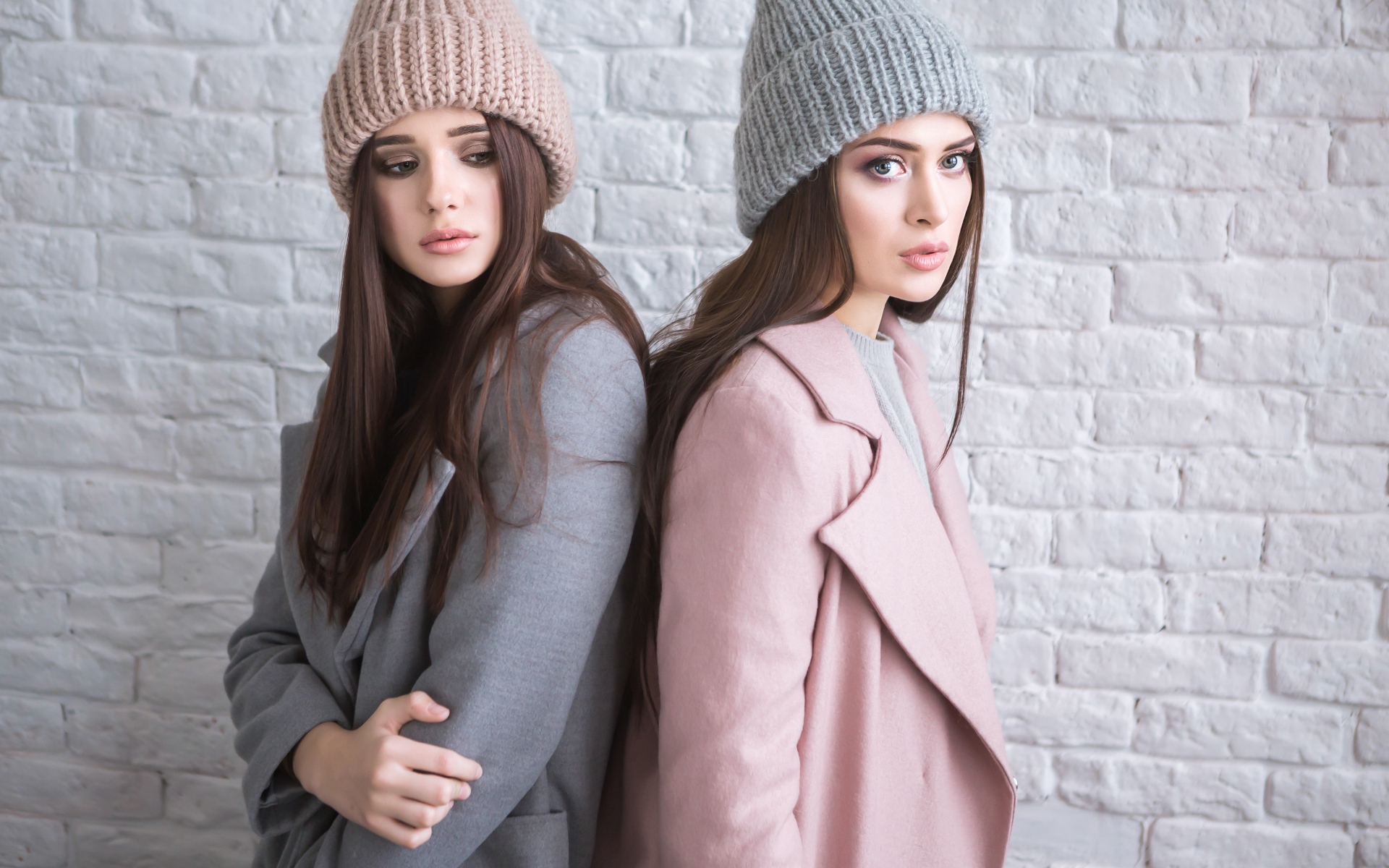 Две молодые девушки в теплых шапках 