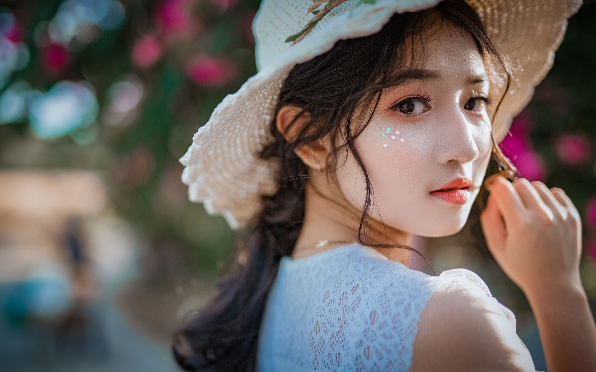 Молодая азиатка с соломенной шляпе 