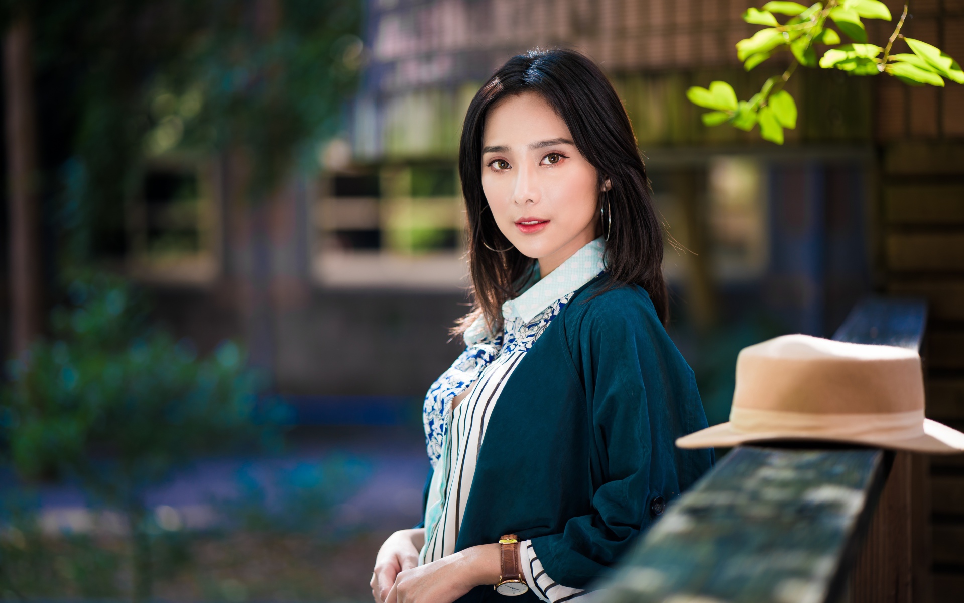 Молодая девушка азиатка со шляпой 