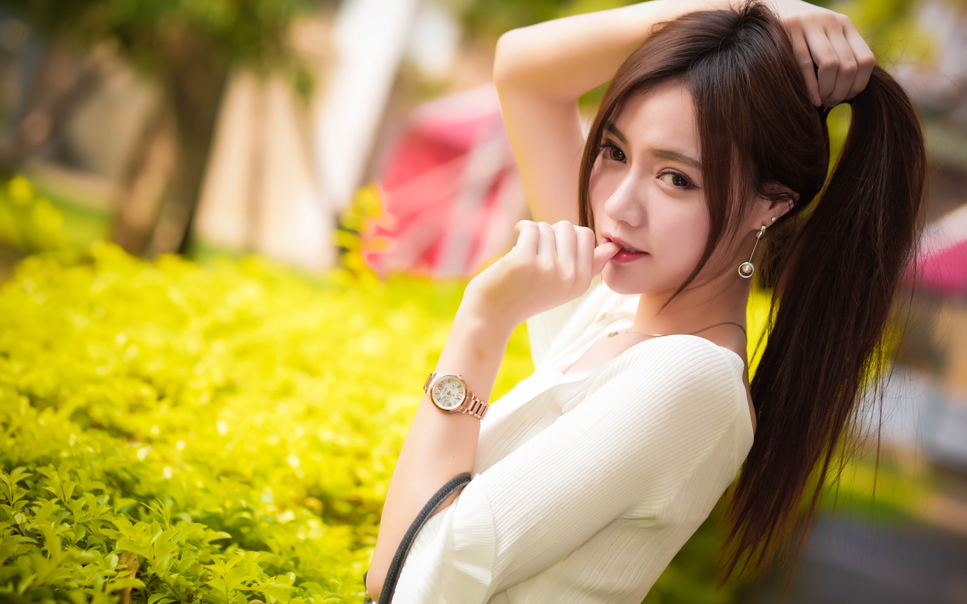 Молодая азиатка с часами на руке