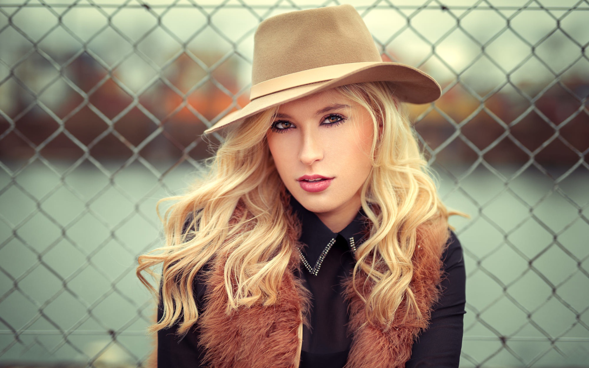 Молодая блондинка в шляпе