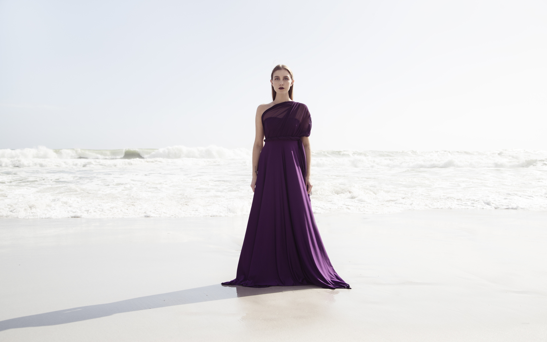 Молодая брюнетка в красивом фиолетовом платье