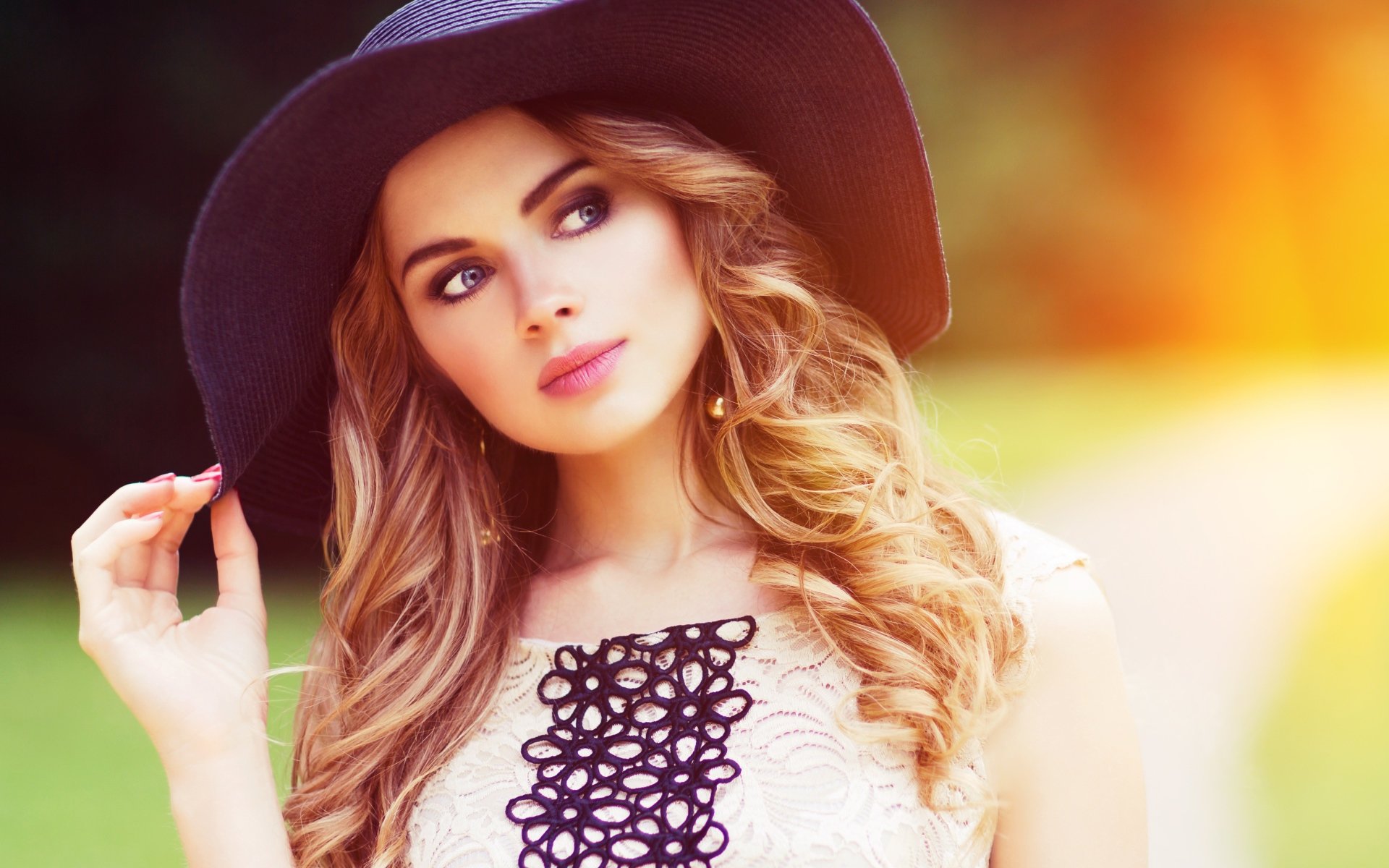 Молодая девушка в большой черной шляпе