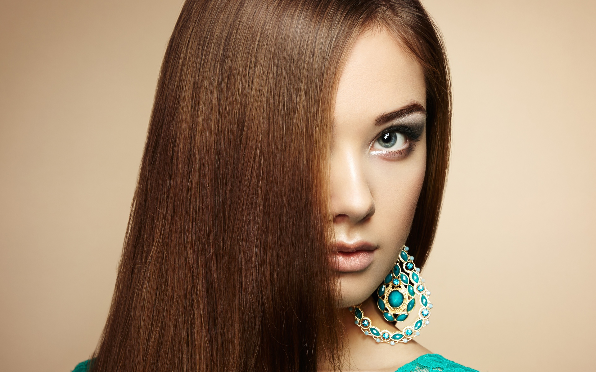 Молодая эффектная девушка с бирюзовыми серьгами