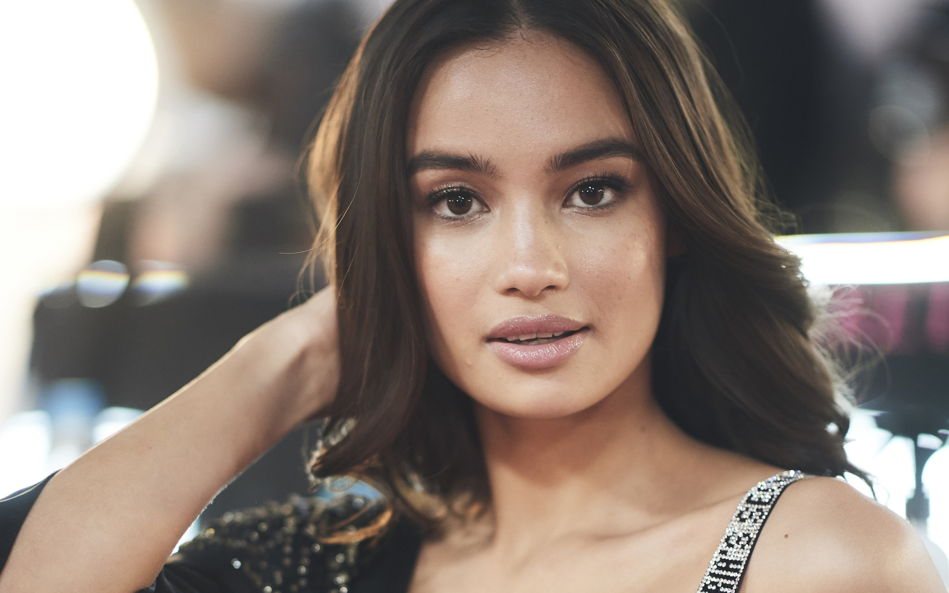 Американская модель Келси Мерритт с рукой в волосах 