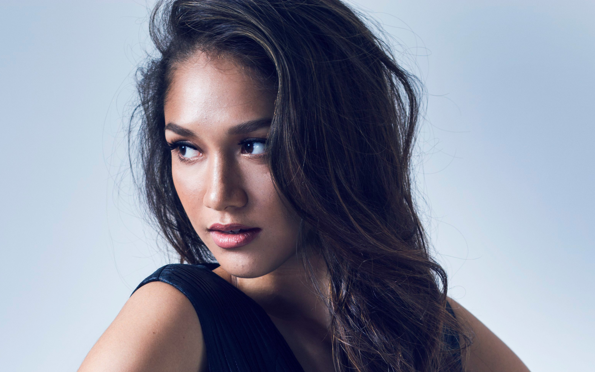 Красивая девушка филиппинская модель Моника Санта-Мария